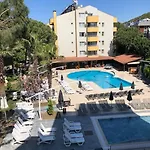 Opus Aparthotel 4*